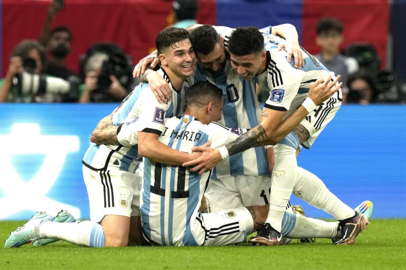 Lionel Messi ymmärtää täysin joukkuetoveriensa kyvyn muokata jokaista klassista syöttöä Lionel Messi ymmärtää täysin joukkuetoveriensa kyvyn muokata jokaista klassista syöttöä